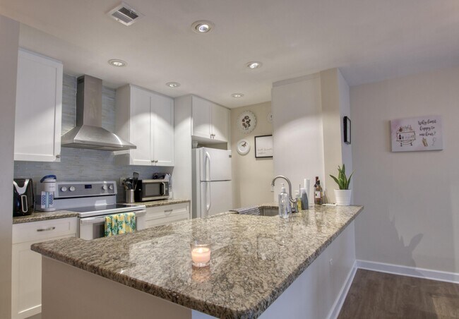 Building Photo - 4661 Fountains Dr S