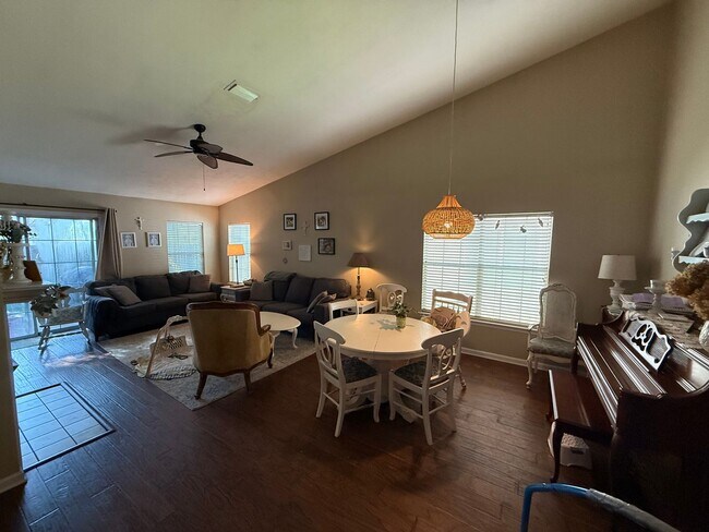 Foto del edificio - Townhome in Villages Of Maclay
