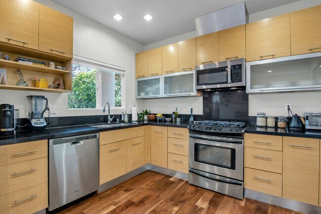 Foto del edificio - 2411-2413 Ocean Ave