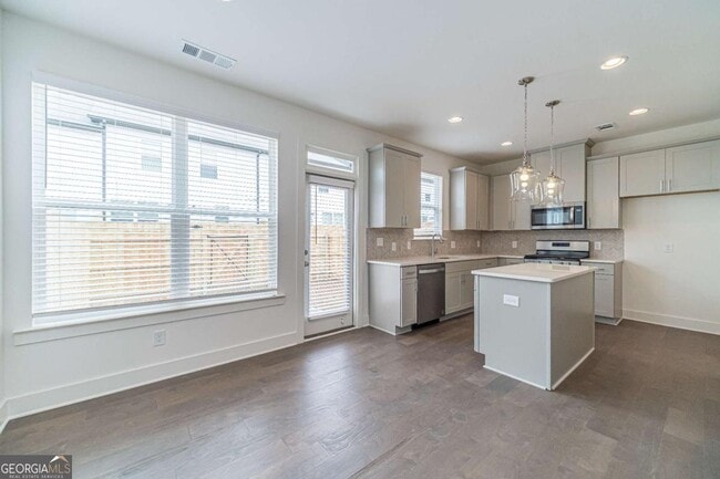 Foto del edificio - 56 Garrison Dr