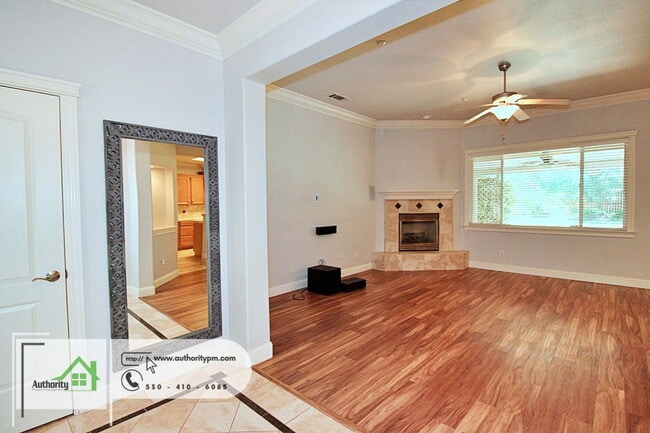 Building Photo - 2052 Hedgerow Ave