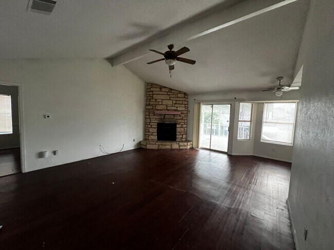 Foto del edificio - Great 3 bedroom, 2 bath available early August