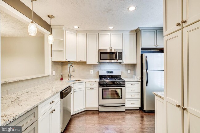 Building Photo - 2212 Hunter's Run Dr