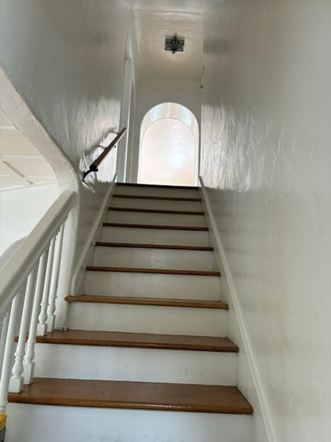 Building Photo - 2112