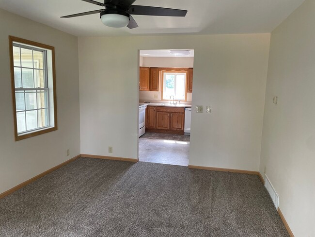 Building Photo - 1 Bedroom, 1 Bath Single Family Home in Clinton, IA