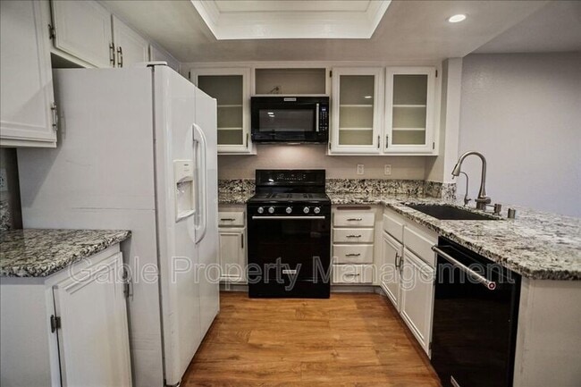 Foto del edificio - 23116 Yvette Ln