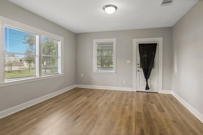 Building Photo - 406 Bardash St