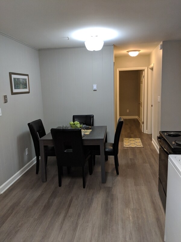 Building Photo - 411 Rose Ln