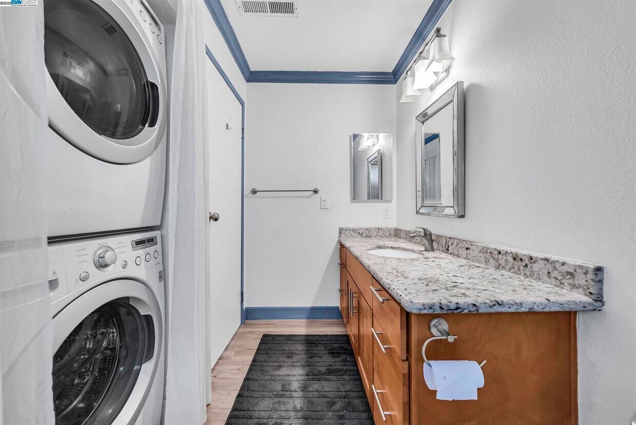 Baño principal con lavadora/secadora - 6266 Joaquin Murieta Ave