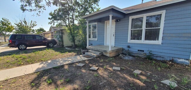 Building Photo - Quaint 2 bedroom 1 bath home available SOON!