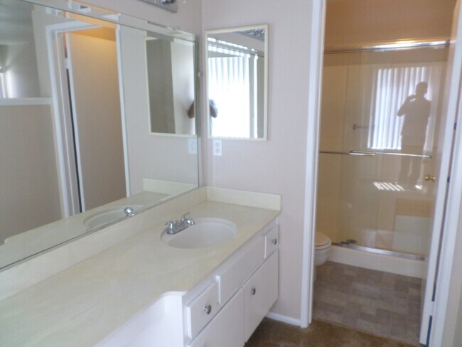 Building Photo - Quaint 4 bedroom 2 bath home in Anaheim! N...