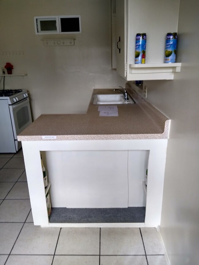 kitchen - cozy breakfast bar - sunny - 1843 E Palmyra Ave