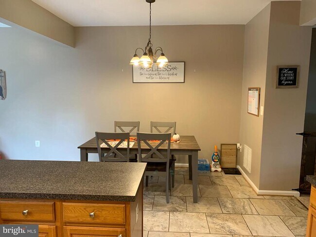 Foto del edificio - 1033 Lake Pelham Dr