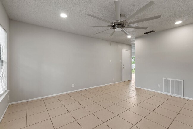 Building Photo - 6618 Swiss Oaks Dr