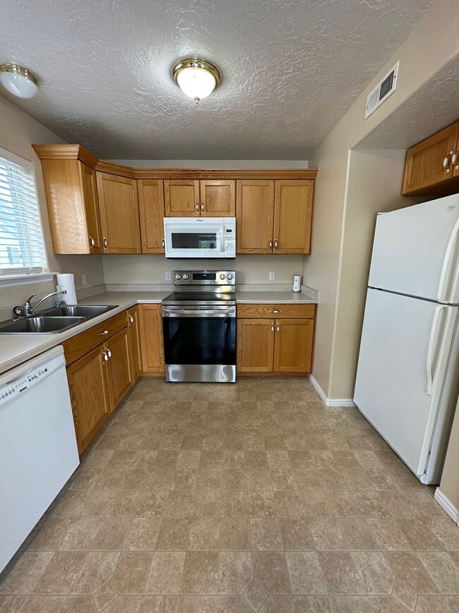 Building Photo - Spacious 2 Bed, 1 Bath Apartment – Modern ...