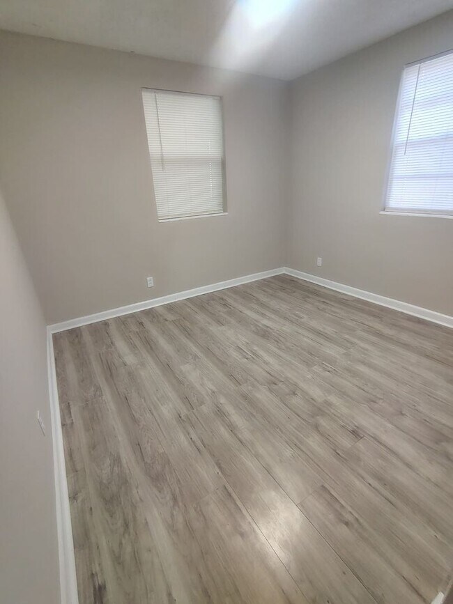 Building Photo - Fully Renovated 4/2 -Single Family  Availa...