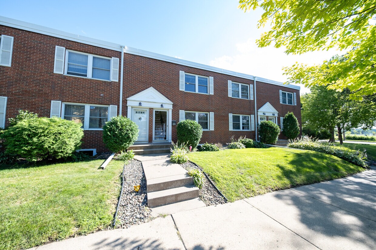 Primary Photo - 2050 Montreal Ave