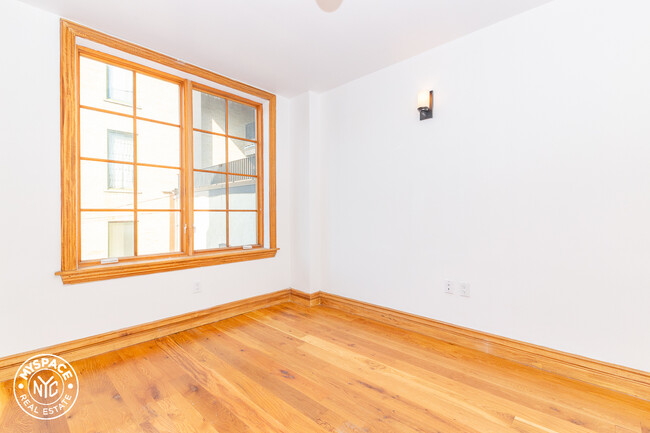 Building Photo - 305 Grand St