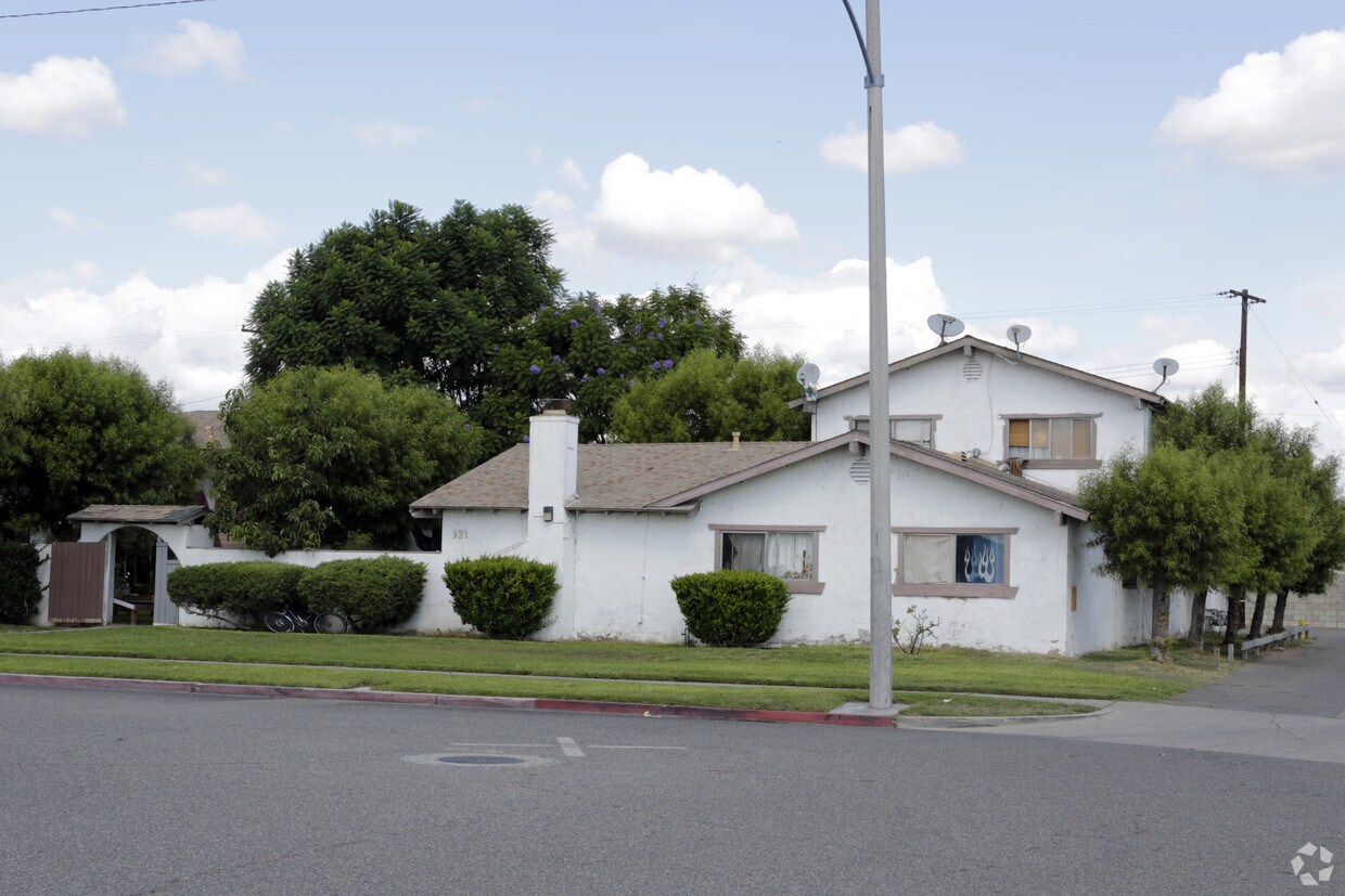Building Photo - 921 E Balsam Ave