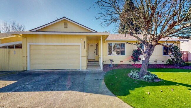 Building Photo - Charming 3 Bedroom 2 Bathroom Home with Pool!