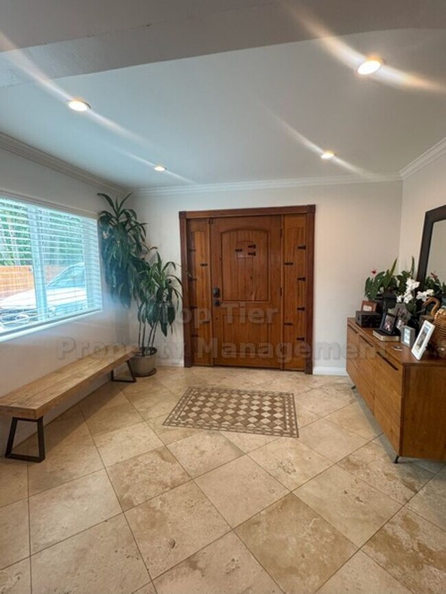 Foto del edificio - Beautiful Vista Home 3 bed / 3 bath / 1957...