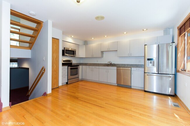 Building Photo - 1001 W Dickens Ave