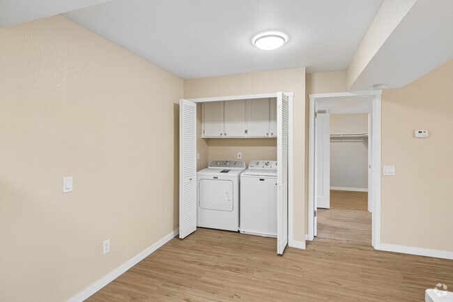 1BR, 1BA - 813SF - Dining Room / Laundry Closet - Summer Place Apartments