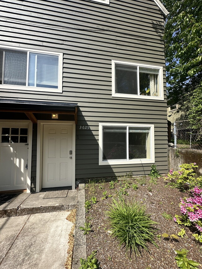Building Photo - Large 1 Bedroom with Bonus Room/Office in ...