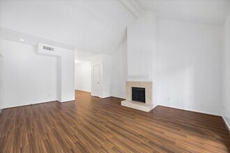 Building Photo - 2100 Tanglewilde St