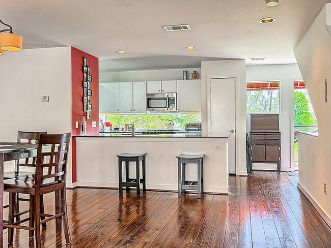 Foto del edificio - Charming, modern, 3 Bedroom Townhome in Ho...