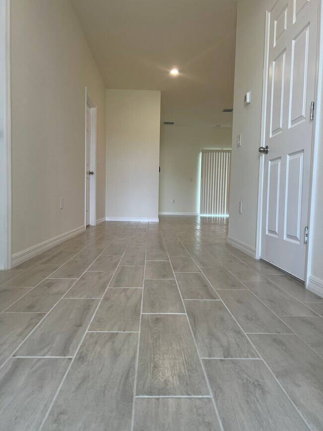 Building Photo - Beautiful 3 Bedroom Two Bath Duplex