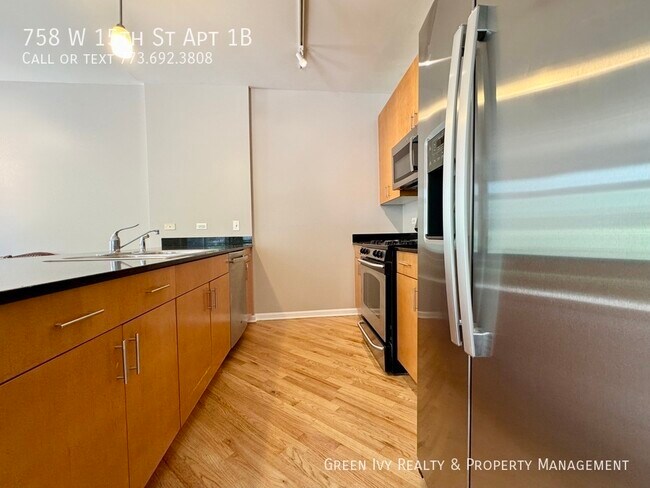 Foto del edificio - 758 W 15th St