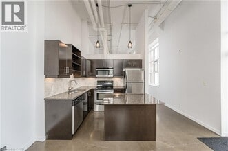 Building Photo - 404 King St E
