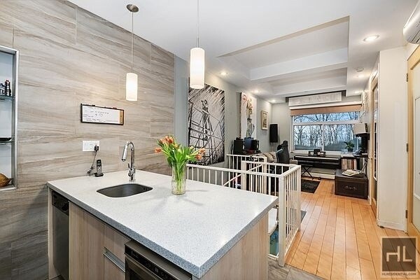 Primary Photo - 121 KINGSLAND AVENUE