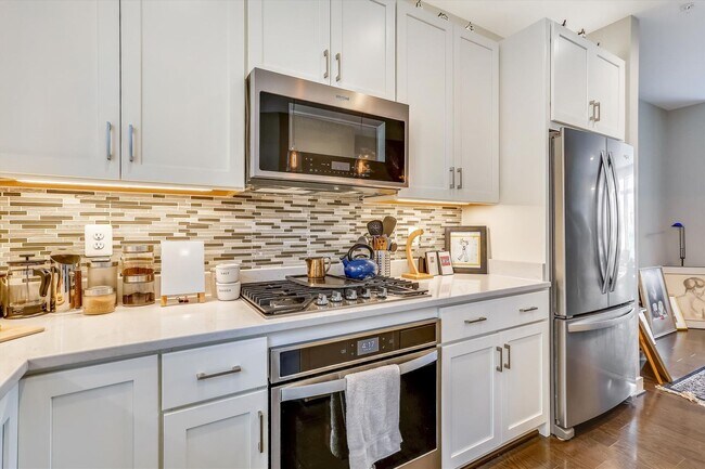 Foto del edificio - GREAT LOCATION!! Stunning 3BD/3.5BA luxury 4-level townhouse!