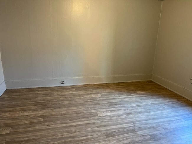 Building Photo - 305 7th St