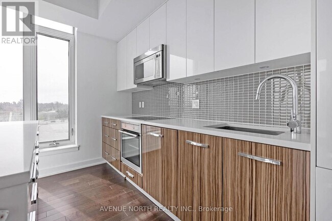 Photo du bâtiment - 111-111 Champagne Ave S