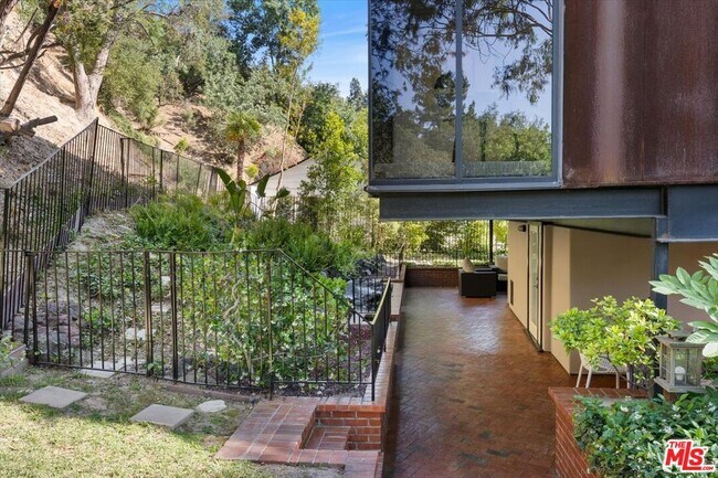 Foto del edificio - 4046 Stoneybrook Dr