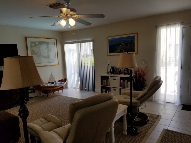 living area - 2769 NE 30th Ave
