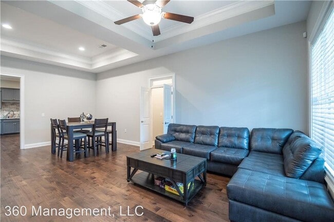 Building Photo - 3 br, 3 bath House - 688 Villas Way #101