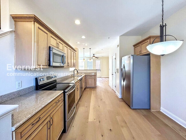 Building Photo - $500 off the first month’s rent! 2 Bed/4 Bath Condo with Detached Garage / Pet-Friendly / Availab...