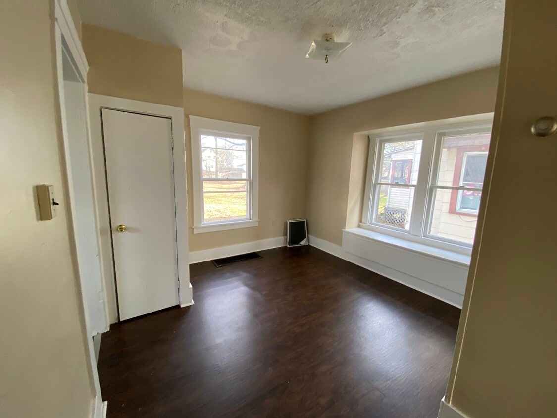 Primary Photo - 350 Laird Ave NE