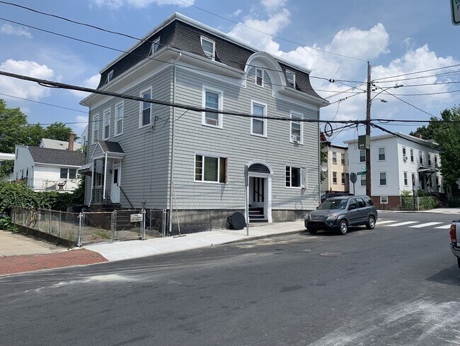 Foto del edificio - 121 Thorndike St