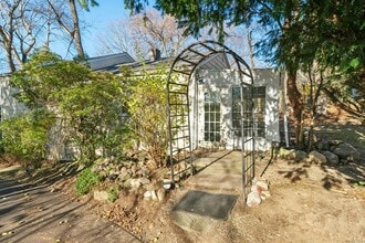 Building Photo - 2 Cross Hwy