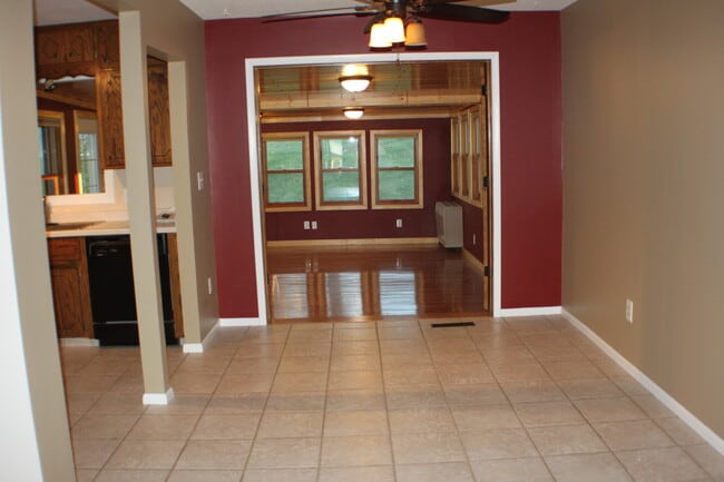Building Photo - NW Rochester home available now! Very Nice...