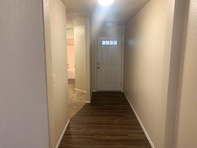 Building Photo - 624 N Scotney Ave