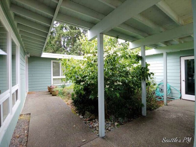 Foto del edificio - Mid-Century Modern Home in Kenmore- Fully ...