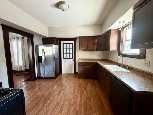 Foto del edificio - 107 Maple Ave