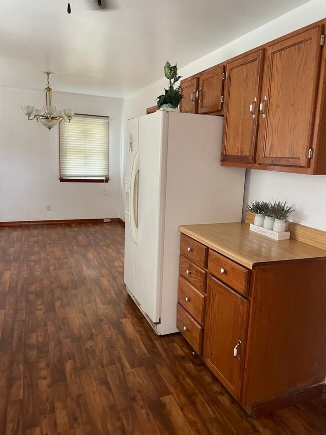 Building Photo - 4 Bedroom 1.5 Bath Large Yard