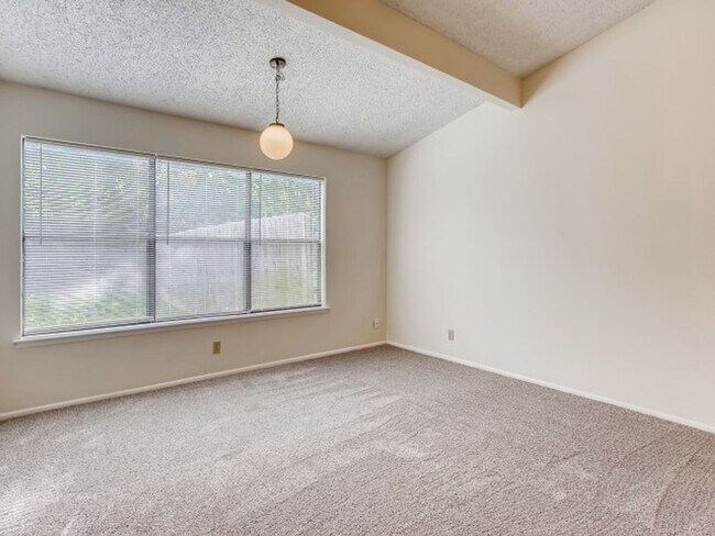 Building Photo - 3BR/2 Bath duplex in San Antonio